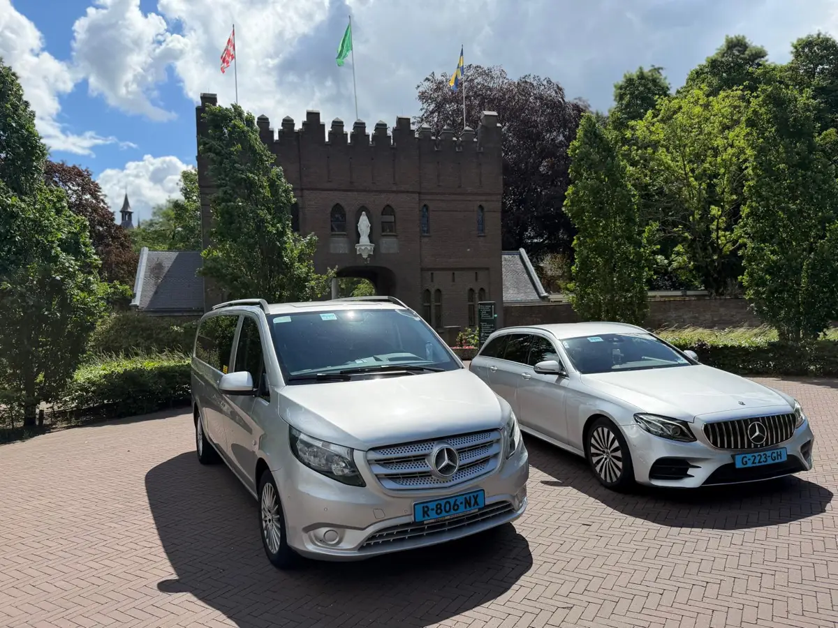 Mercedes Vito taxibus en Mercedes E-Klasse van Taxi Centrale Efteling